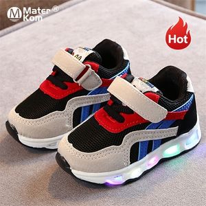 أول مشاة الحجم 21-30 أطفال LED LED BOYS Girls Fluged Sneakers متوهجة لطفل طفل مع نعل مضيئة 220830