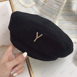 Projektant marki berety Bonnet dla kobiet Beret zimowe luksusowe czapki solidnie dopasowana czapka złota klamra Casquette sztruksowa ciepła czapka