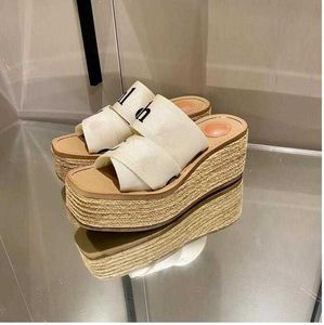 AQ 2022 Outdoor Slipper Shoes Women Chioe Cloe Woody Tote Mules Flat Sandals Slides Designer Canvas Slippers Beige White Black 02C1D