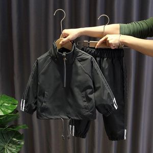 Conjuntos de roupas 2 a 10 anos de cor à moda antiga correspondência de cartas de terno infantil impressão de bolso grande de duas peças SPOR casual solto 221130