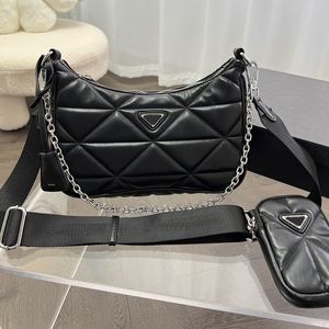 Luxurys tasarımcılar çanta kadınlar erkek çanta çapraz çanta omuz bayan bayan cüzdan basit metal mektup deri katı üçgen çanta çantası