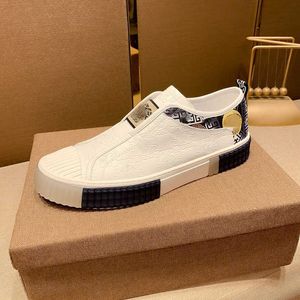 Scarpe primaveri e estate 2022 Nuovo casual senza pizzo nella moda coreana Supera le scarpe da tavolo da uomo