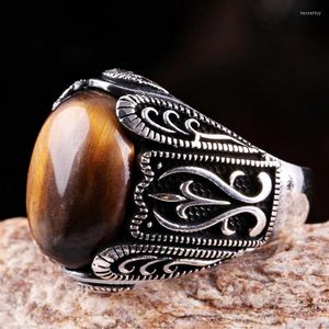 Bröllopsringar Vintage Silverpläterat snidmönster för män Oval Brown CZ Stone Inlay Retro Fashion Jewelry Party Gift Ring