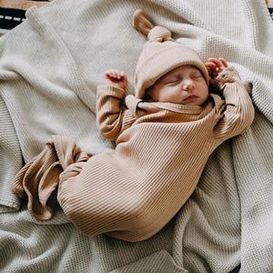 Sovsäckar småbarn född babyväska säckar spädbarn solid ribben långärmad filt swaddle wrap hatt 2 st sängkläder 221130