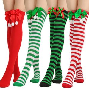 Calze natalizie alte fino alla coscia Calze a righe sopra il ginocchio Strisce rosse verdi bianche Fiocco in peluche Calzini festivi per feste Accessori per costumi