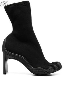 Novas Botas Femininas com Cinco Dedos Meias Botas de Couro Fecho com Bico Dividido Salto Preto Rosa Branco Design de Luxo Sapatos Passarela 221201