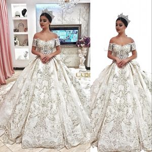 2023 Abiti da sposa sexy di lusso A Line con spalle scoperte in pizzo Appliques di perline di cristallo Raso aperto indietro Plus Size Cappella Treno Ball Gown Abiti da sposa