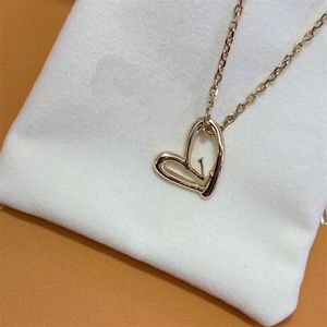 Kvinnor Mens Designer Love Pendant Necklace Luxury Designer Women Jeweley Armband Women L Letter With Love Gold Chain