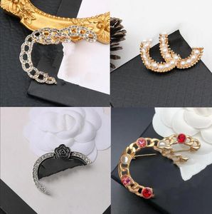 20 stil Brief Brosche Klassische Marke Designer Perle Frauen Perle Strass Buchstaben Broschen Anzug Pin Mode Schmuck Zubehör