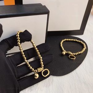 Lüks tasarımcı altın cazibe bilezikleri kadın boncuklu kolye hip hop klasik mektup bilezik moda basit unisex mücevher bilezik yıldönümü hediyesi