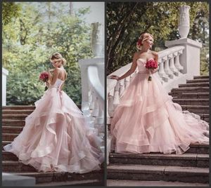 2020 Robes de balle de balle romantique Robes de mari￩e Ruffles Organza Perles en dentelle Couc de cou ch￩rir Country Outdoor Wedding Bridal Bridal Gowns6471217