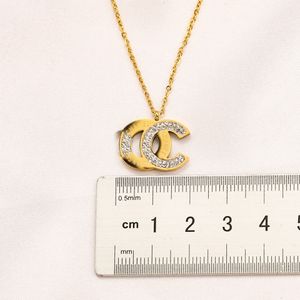Luksusowy projekt naszyjnik 18K pozłacane marki ze stali nierdzewnej naszyjniki Choker Chain zawieszka w kształcie litery moda damska biżuteria ślubna akcesoria upominki dla ukochanej osoby AA1935