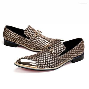 Elbise ayakkabı bling balık ölçeği deri erkek parti ofis metal sivri uçlu zincirler yıldız daireler tasarımcının resmi ayakkabıları