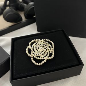 Projeta broches designer de moda casual marca de luxo broche letras clássicas letras de pérola dourada diamante flores de borboleta jóias