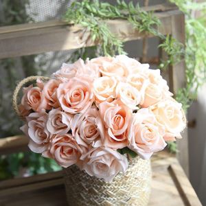 Simulazione di fiori decorativi Bouquet di rose a nove teste Decorazione domestica creativa per la casa Festa di nozze Regalo di San Valentino