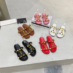 2022 Moda Chinelos Sandálias de Rebite de Luxo Couro Sapatos de Praia Couro Plano Chinelos de Fundo Grosso Antiderrapantes Ao Ar Livre Antiderrapante Amarelo Vermelho Preto Branco 35-40