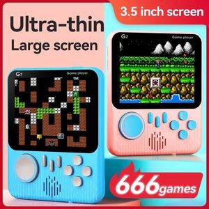 G7 Game Consoles Hand-Held Video Gaming Box 3,5 tum 666 i 1 Retro Games 666 I 1 Två GamePads Controller Joystick Gamepad