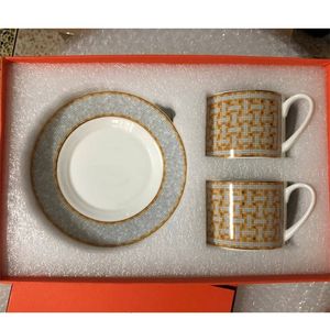 Mugs 2 PCS/ SET Elegant Top Grade Bone China Coffee Cup European Tea Set and Saucer Afternoon with Gift Box 221202