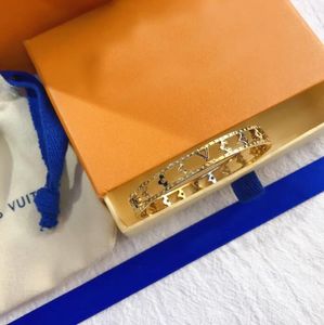 Pulseiras de designer Jóias de jóias de luxo Bracelet Women Bangle Women Plated Aço inoxidável 18K Gold Wrist Party Gifts Acessórios Hollow S163
