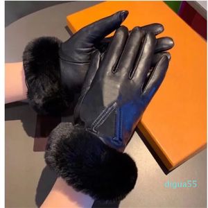 5本の指の手袋デザイナー女性のための冬用手袋ファッションブラックレザー