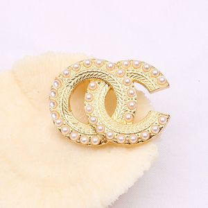 Nuova spilla di moda piena di diamanti Personalità elegante risvolto versatile temperamento pin maglione accessori paety oro rosso Perla Diamante scheggia Ottone una spilla 124