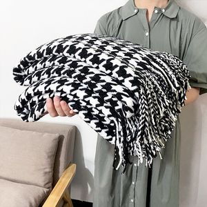Coperta moderna semplice tiro in bianco e nero pied de poule Decor divano Homestay el letto asciugamano bandiera morbida sciarpa nappa L221203