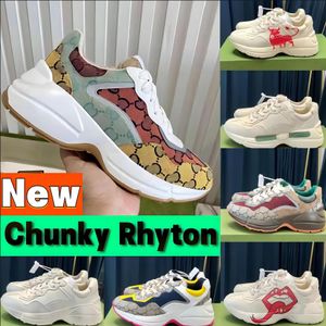 カジュアルシューズRhyton Men Men Women Italy Top Beige Trainers Vintage Luxury Courtaber Strawberry Rat Big Mouth Tiger Mesh Dress Ladies Designer Sneakersサイズ36-45 U7S2