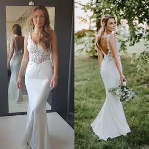 Vestidos de noiva de sereia sexy sem as costas sem mangas rendimentos de renda com pescoço de pescoço vestidos de noiva de praia ilusão lusão de cetim vestido de novia comprimento do chão