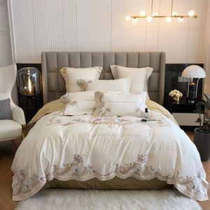 Set di biancheria da letto Luxury Princess Set 100S Cotone egiziano Fiori eleganti Ricamo Trapunta Copripiumino Biancheria da letto Federe Copriletto 221206