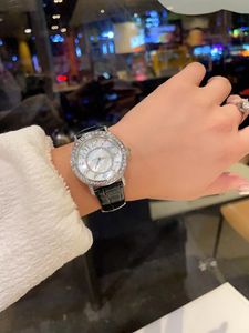 Una nuova serie di orologi con diamanti per donna cassa da 35 mm cinturini in madreperla bianca