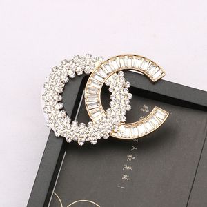 New fashion brooch full of diamonds Personality elegant and versatile temperament pin sweater accessories paety red gold Pearl Diamond sliver