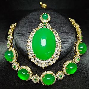 Kvinnor Natural Green Jadeite med Zircon Emerald -halsbandsarmbandsmyckesuppsättning
