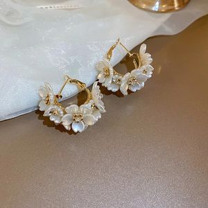 2024 NewExquisite White Flower Splicing Hoop Earrings for Women Fashion Geometric C Earrings Korean Trend Elegant Jewelry gifts nice