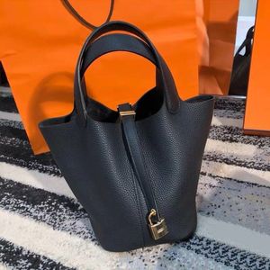 Handbola de mão superior feminino couro bolsa de ombro de luxo de mulher bolsa de compras designer toute bolsas de balde clássico pônei e lenço grátis