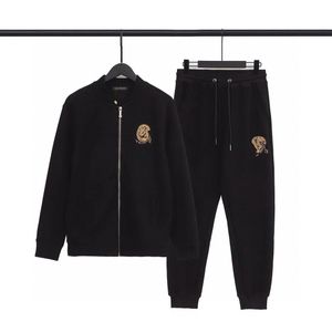 2022 Tuta da uomo di lusso 2 pezzi Set Casual Felpe con cappuccio Felpa Pantaloni sportivi Tuta Adolescenti Sport Stampa Jogging S-3XL Abbigliamento sportivo stampato Marca Q133