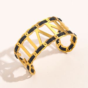 Bracciale in oro Bracciale con lettere di famoso designer Accessori dal design raffinato Regalo per la famiglia di coppia Acciaio inossidabile di marca calda con scatola