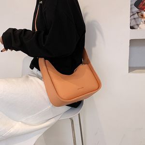 Kvällspåsar mode kvinnor crossbody trend kvinna lyx designer handväska justerbar axel pu sommar kvinnlig messenger 221203