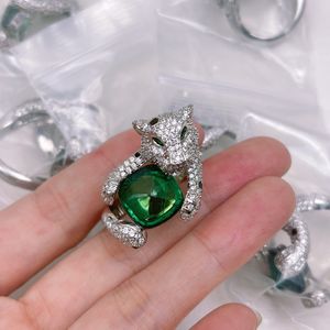 Cheetah Brand Ring Natural Green Crystal Panther Ring Counter Kvalitet Officiell kopia Premium Present Br￶llop ￖppna ringar En storlek med ruta 001