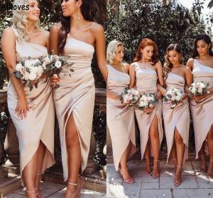 2023 Vestidos de dama de honra de Champagne Um ombro de cetim de cetim Flit Beach Plus Size Casamento Vestidos de convidados personalizados