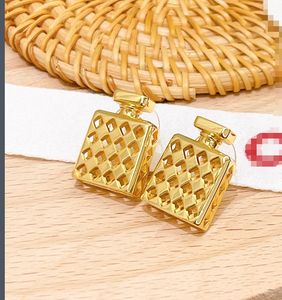 INS Neu in Luxus-Edelschmuck-Ohrringen für Damen mit Anhänger K Gold-Herz-Halskette mit gravierten Perlen Vielseitige Mode-Parfüm-Ohrringe