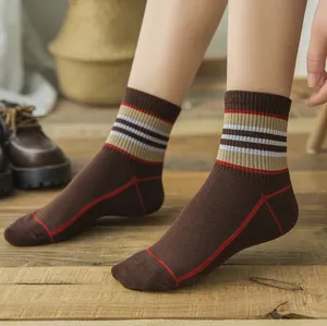 Kadın çorap kış kalınlaşmış Japon ve Koreli pamuklu yetişkin kadınlar orta tüp çorapları saf renk tüm eşleşen çizgili çorap fabrikası doğrudan satış