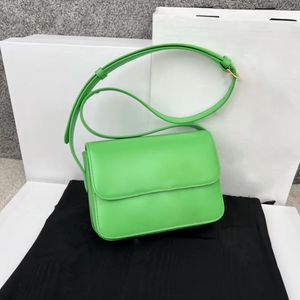 Bolsa de mão de couro lustroso designer triomphe Bolsa de ombro Fecho de pressão famosa Bolsa feminina com aba transversal Bolsa de axilas Forro de pele de carneiro Sela hobos