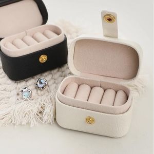 Małe przenośne pudełko biżuterii PU skórzana organizator pierścienia kolczyki mini wyświetlacz skrzynki Pakiet prezentowy