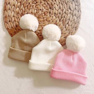 Pom top örgü Beanie Bebek kızları Headwrap Yenidoğan Beyaz Kürk Top Örgü Bonnet Toddler Kış Sıcak Kafataları Pembe Şapka