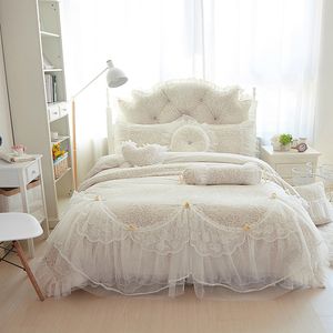 Set di biancheria da letto Principessa di lusso Gonna da sposa Set di pizzo romantico Copripiumino in cotone jacquard Consolatore diffuso Federe 221205