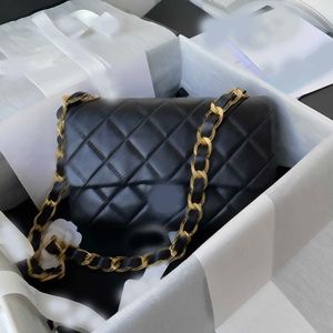 CC Bag plånböcker 9A Fashion Hand 2022 22S Flap With Bold Gold Chain Bag Women's Body Purs Officiellt importerat äkta läder från Fran