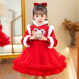 女の子の純粋な赤いお祝いの新年のドレス