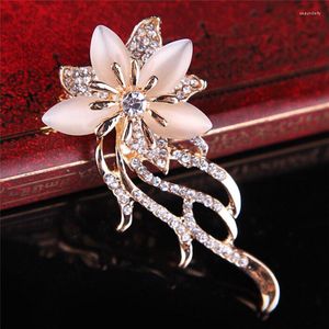 Spille Trendy Female Moonstone Flower Spilla Charm Gioielli color oro rosa per le donne Accessori per cappotti con spilla in zircone di lusso