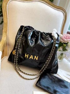 Handväska äkta läderdesigners plånböcker kanalera stora totes lyxiga väska 2023 Cross Body Hobo Hangbag Tramp DrawString Axel Metal Chain Women Man Clutch Beach