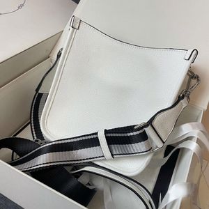 Modebrev kvalitet kvinnor crossbody väska damer handväska äkta läder triangel skylt avtagbar axelband silver hårdvara magnetisk spänne 2320